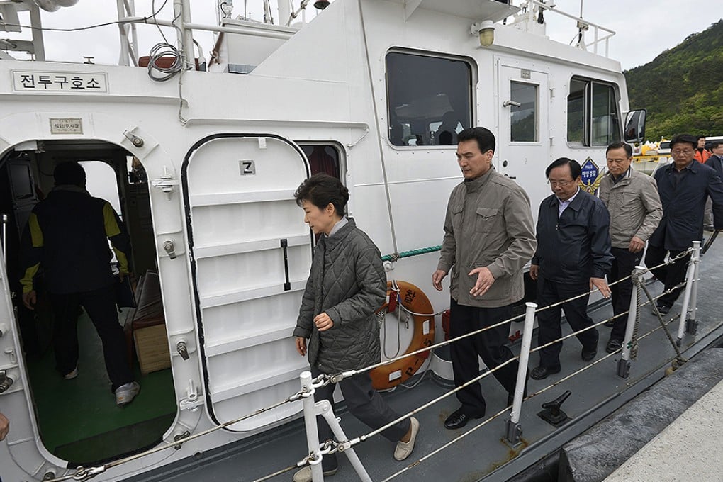 South Korean President Park Geun-hye, left, boards a coast guard vessel at a port of Jindo, South Korea, to head to the site where the ferry Sewol sank in waters off the southern coast. Photo: AP