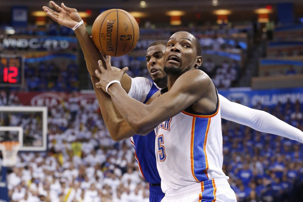 Chris Paul knocks the ball away from Kevin Durant. Photo: AP