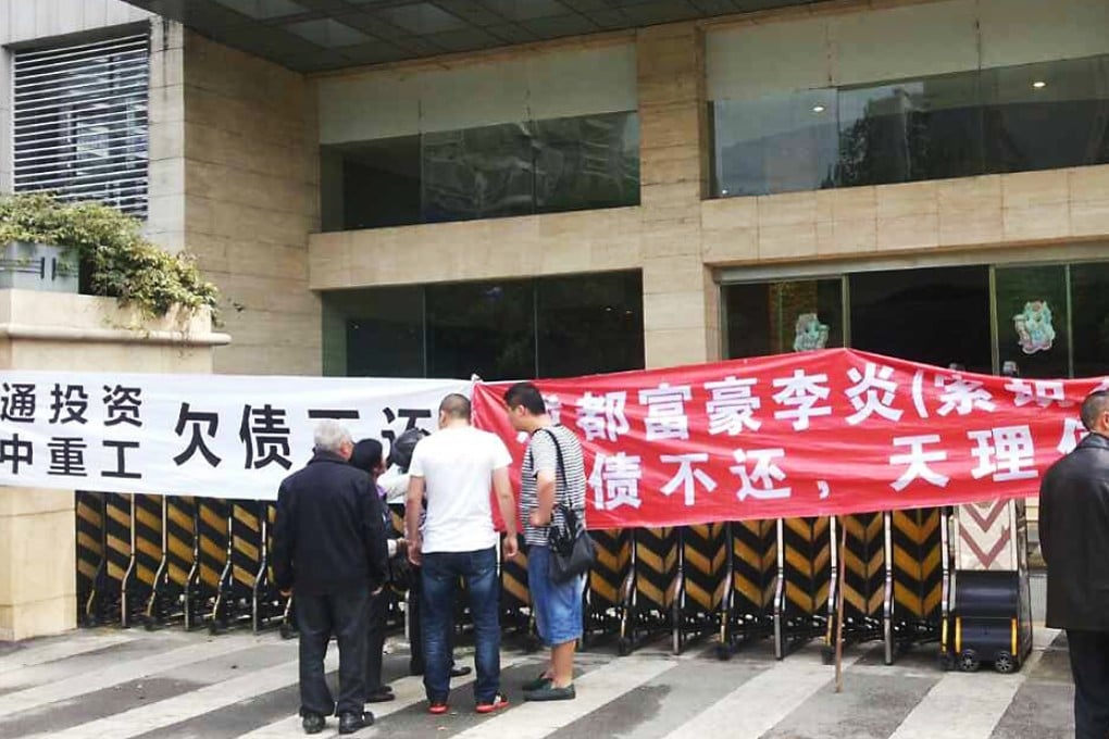 Creditors at the Theng Hong Heavy Engineering headquarters in Chengdu. Photo: Screenshot via Weibo