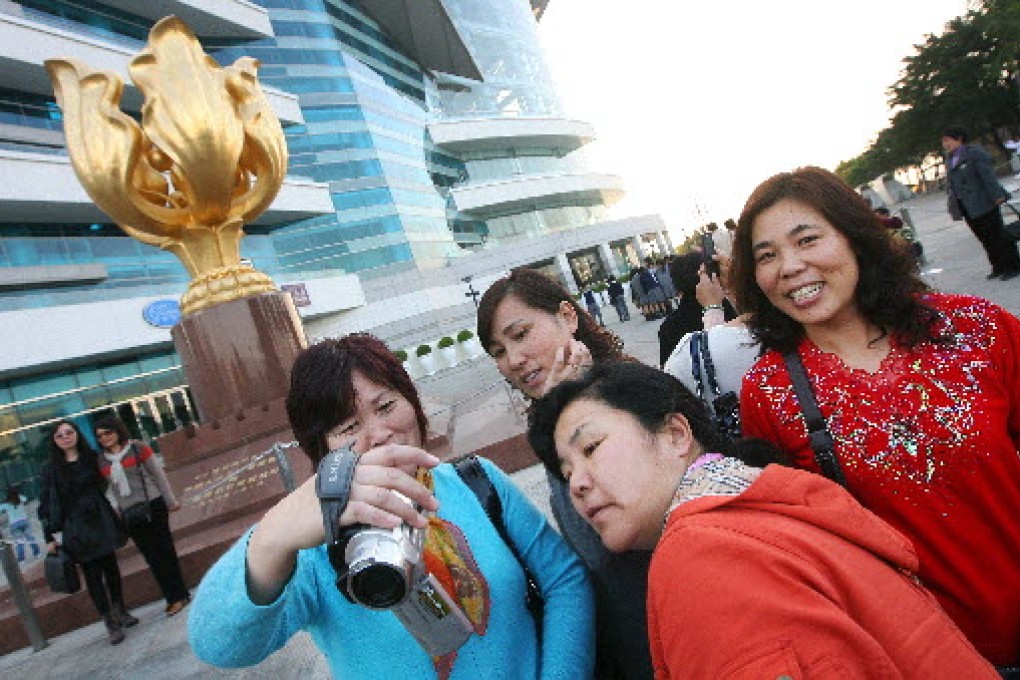 Xinhua published a list of "dos and don'ts" for mainland tourists visiting Hong Kong in an attempt to teach visitors etiquette.  Photo: Sam Tsang