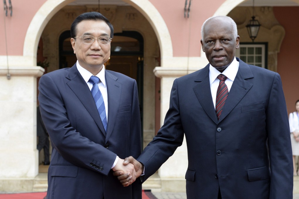 Chinese Premier Li Keqiang (left) attends a welcoming ceremony held by Angolan President Jose Eduardo dos Santos in Luanda, Angola. Photo: Xinhua