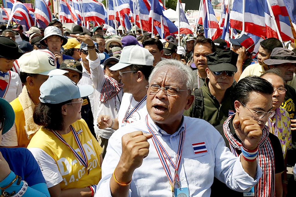 Thai anti-government leader Suthep Thaugsuban and followers march towards parliament in Bangkok. Photo: EPA