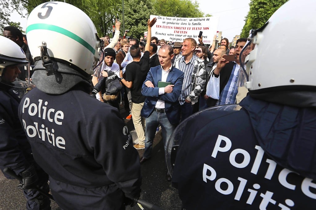 Police officers block protestors who attempt to participate in an anti-Semitic congress "European Dissidents' Congress" on May 4, 2014 in Brussels. Photo: AFP