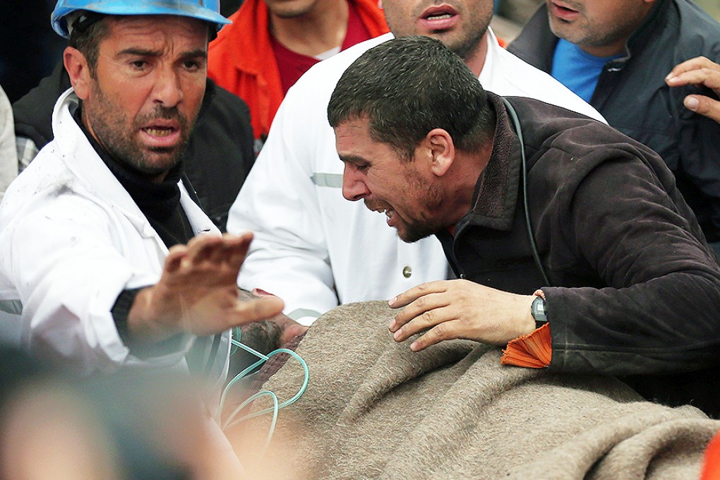 Rescue workers carry the body of a miner from the mine in Soma. Photo: AP