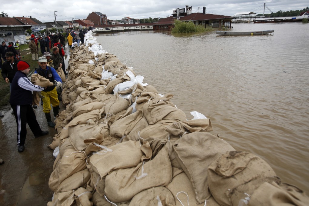 People build a dam made up of sandbags by the bank of the Sava river in Sremska Mitrovica, 90 kilometers west of Belgrade, Serbia. Photo: AP