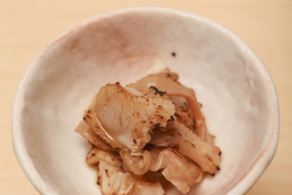 Surf clam with garlic sauce. Photos: K.Y.