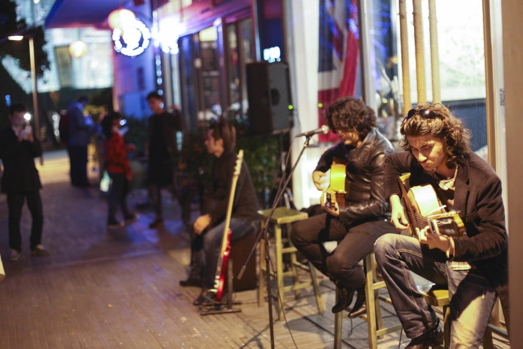 An acoustic jazz guitar duo perform at Penny Black. Photos: Jesse Warren