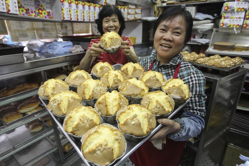 Ching Git-kau shows off a tray of freshly baked cakes. Photos: Edward Wong