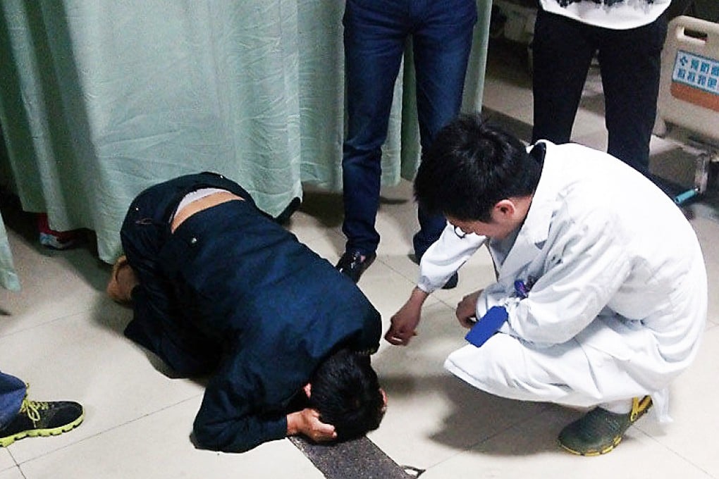 The father (left) takes his daughter to the hospital and cries outside the emergency room.