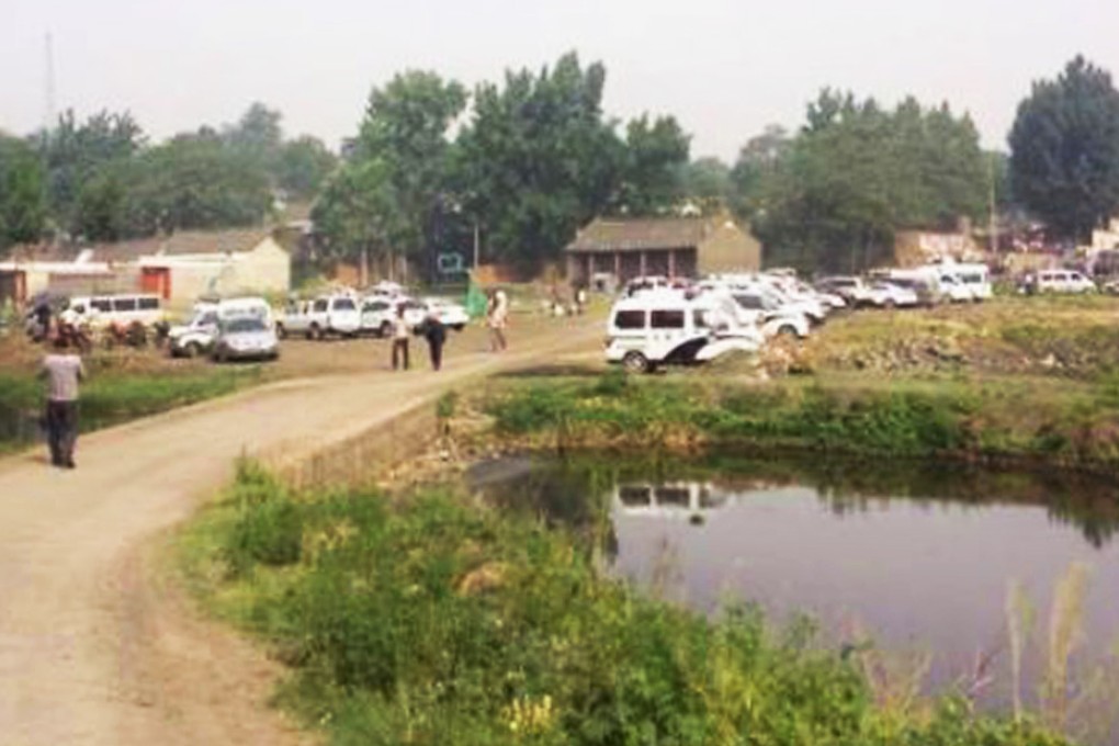 Police investigate the attack in the county of Lushan in Henan.  Photo: Screenshot via Internet