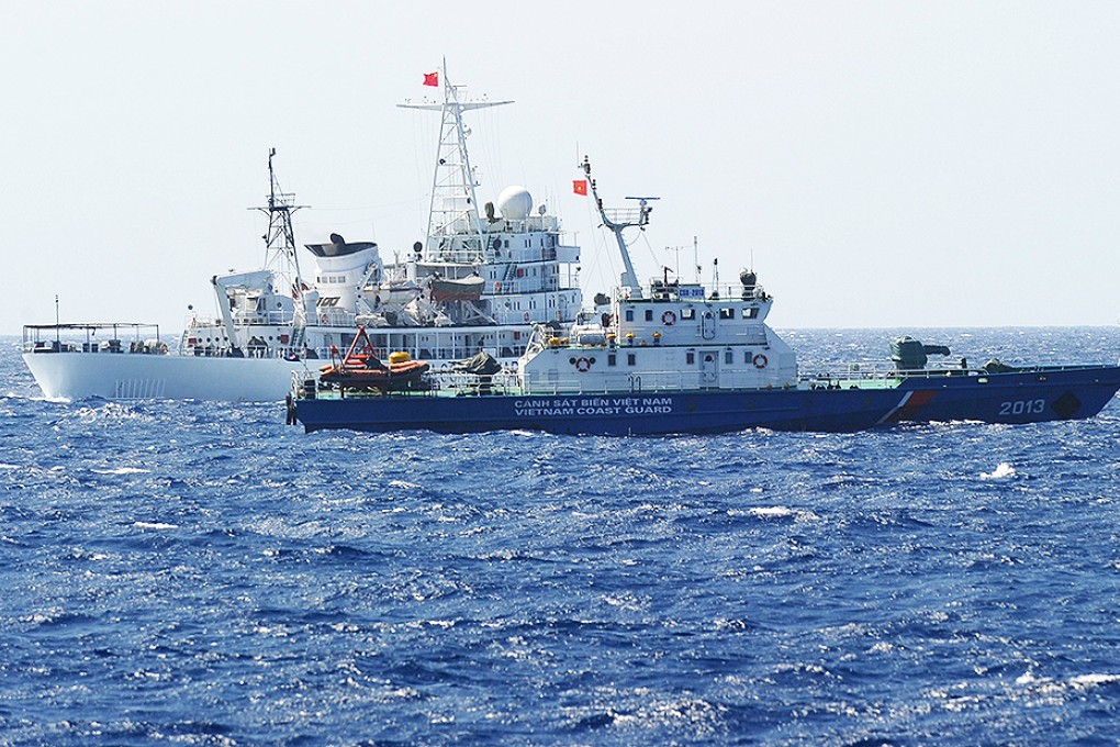 Chinese coastguard ship sails close to a Vietnamese coastguard vessel (front) near China's oil drilling rig in disputed waters in the South China Sea. Photo: AFP