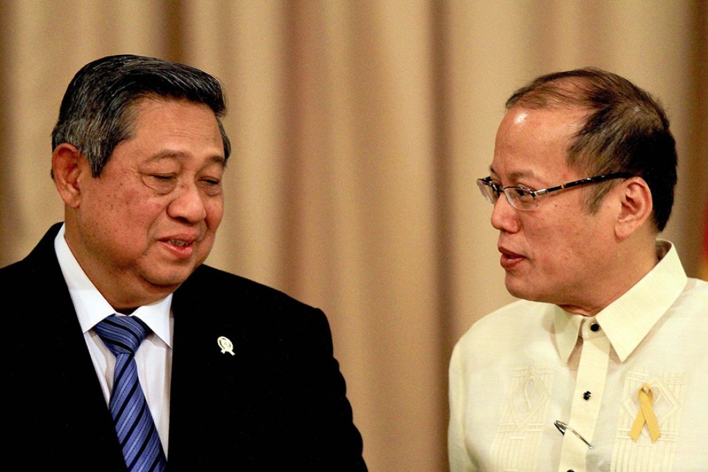 Philippine President Benigno Aquino III (right) and visiting Indonesian President Susilo Bambang Yudhoyono attend the joint press conference at the presidential palace in Manila. Photo: Xinhua