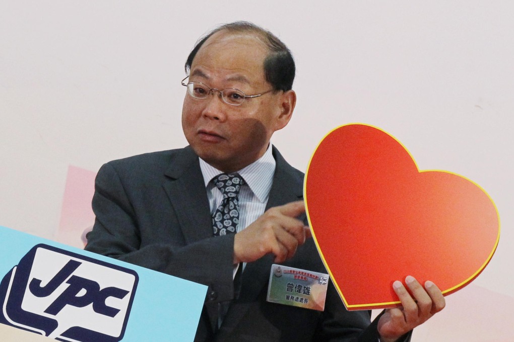 Andy Tsang presents awards to junior police officers at a ceremony yesterday. Photo: Felix Wong
