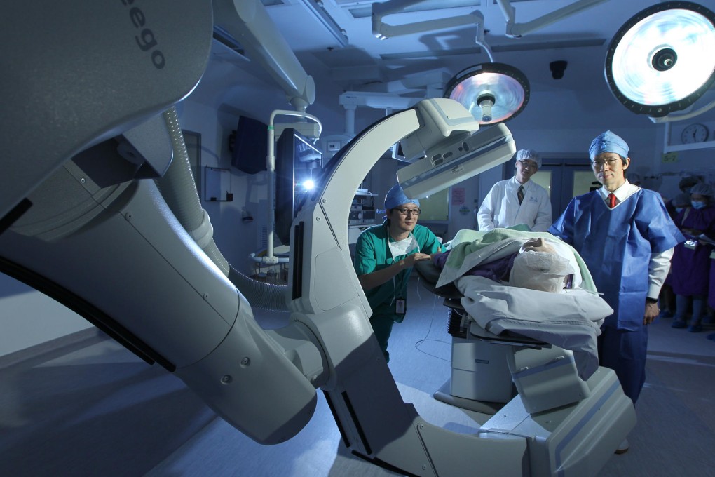(From left) Dr Randolph Wong, Dr Lam Yuk-hoi and Professor Simon Yu at Prince of Wales Hospital's hybrid theatre. Photo: Felix Wong
