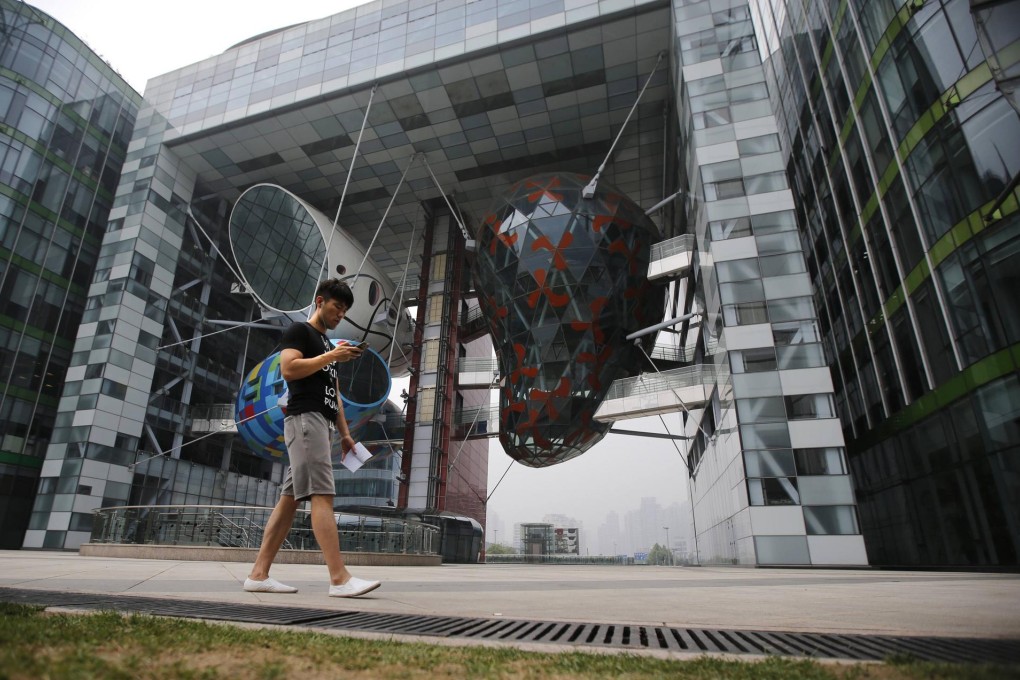 The developer behind a luxury club house on the Huangphu River is turning to coffee shops and restaurants to fill the space. Photo: Reuters