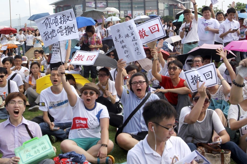 Hundreds of protesters outside the former Portuguese colony's legislature today demanded the withdrawal of a retirement package bill. Photo: Dickson Lee