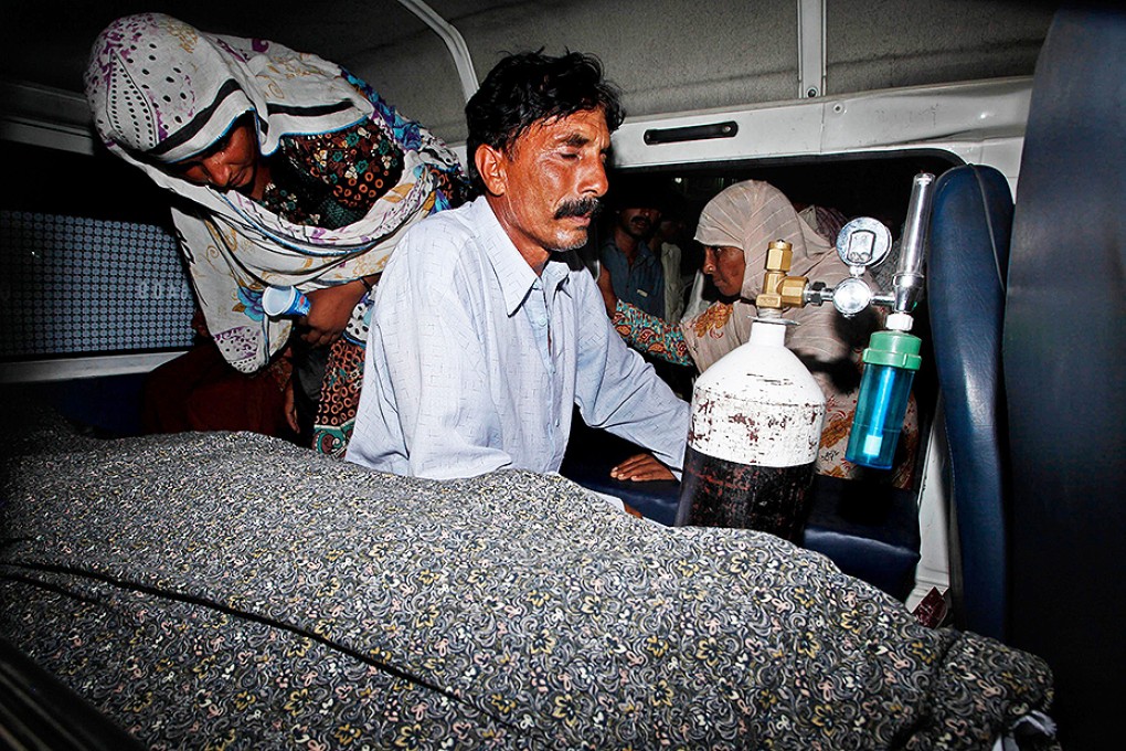 Rrelatives transport the body of a pregnant woman who was beaten to death with bricks by members of her own family for marrying a man of her own choice in Lahore. Photo: AP