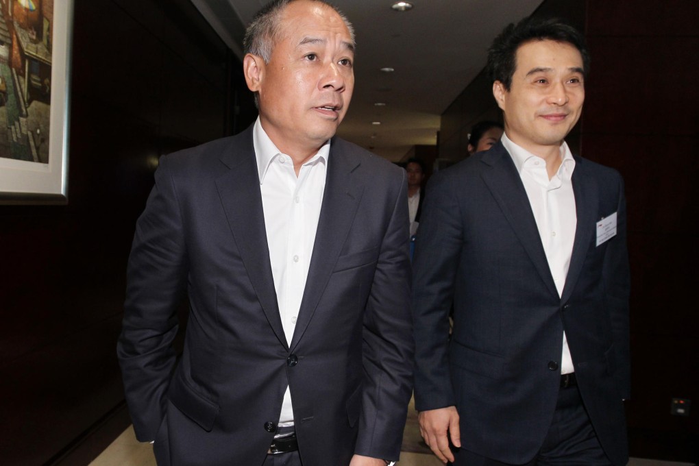 Former Olympian Li Ning (left) and Jin Goon Kim at the company's annual meeting in Mong Kok yesterday. Photo: Edward Wong