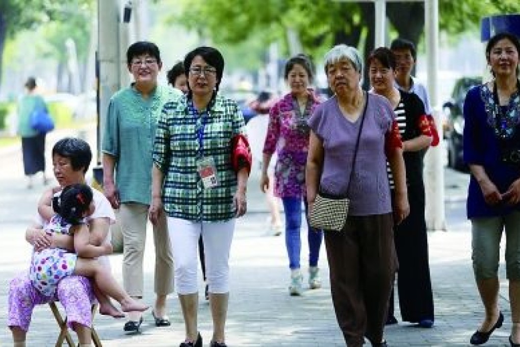 Local citizens on patrol in Beijing. Photo: sina.com.cn