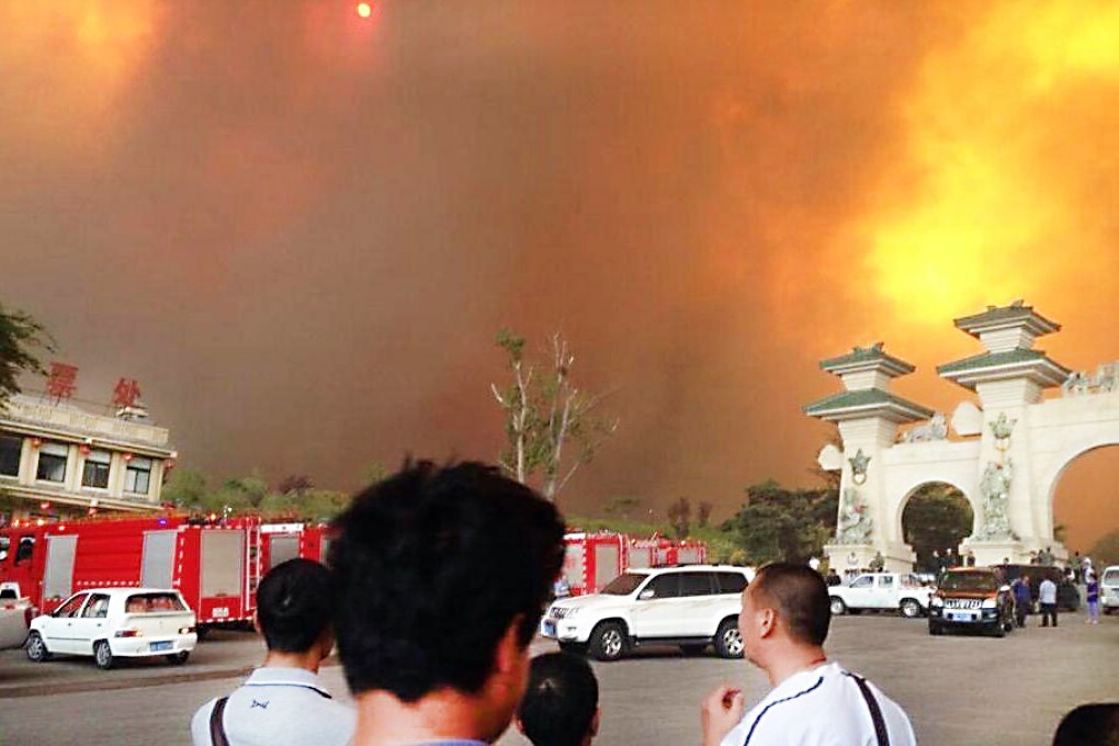 Fire razes through a forest park in Weihai, Shandong province. Photo: Jiandong.net
