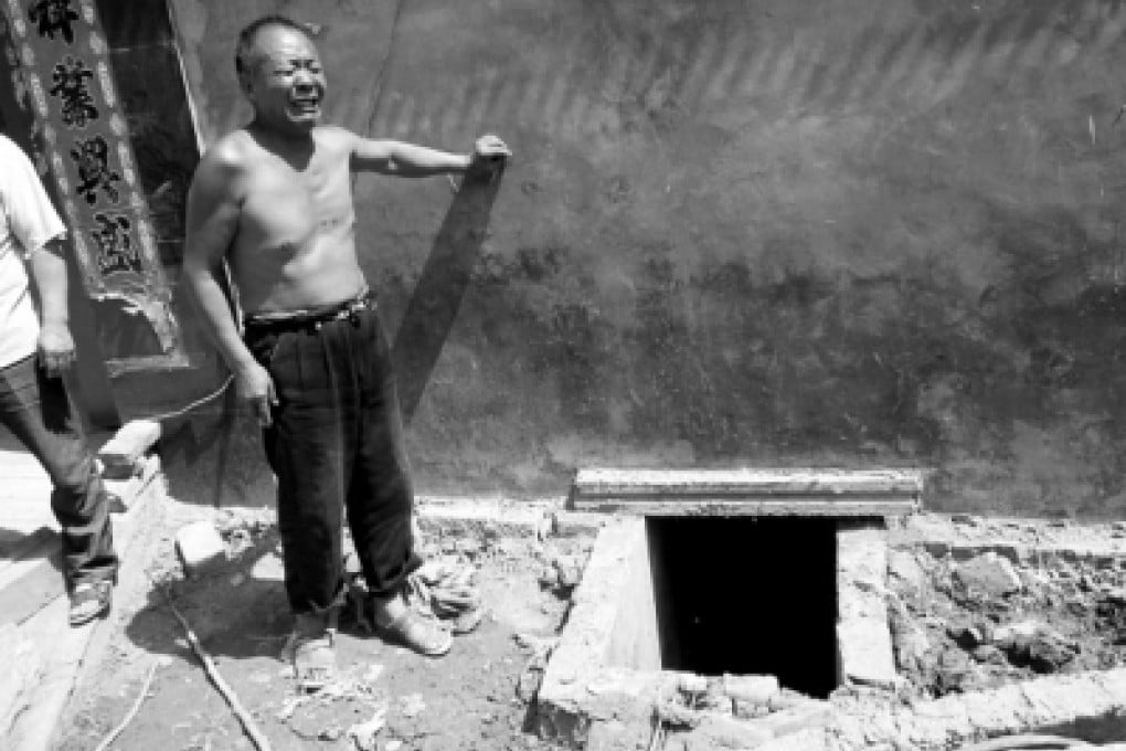 A relative of the victims is overwhelmed with grief at the scene of the tragedy. Photo: sohu.com