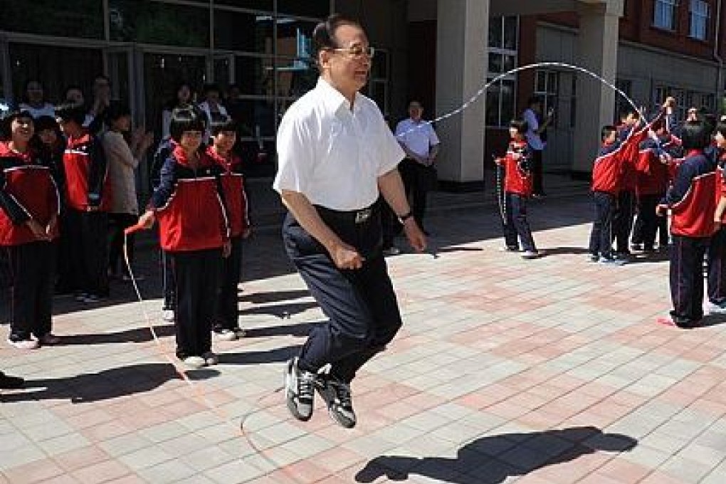 The ex-premier relives his childhood, playing jump rope with the children. Photo: Liudaohe Middle School