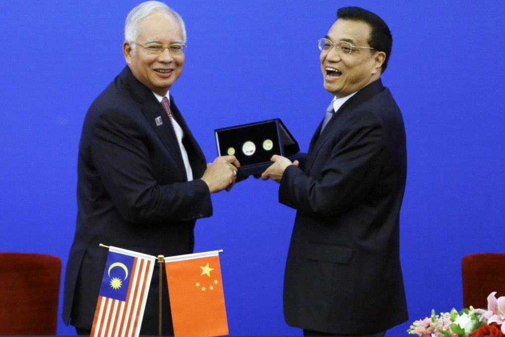 Najib Razak (left) and Premier Li Keqiang meet. Photo: EPA