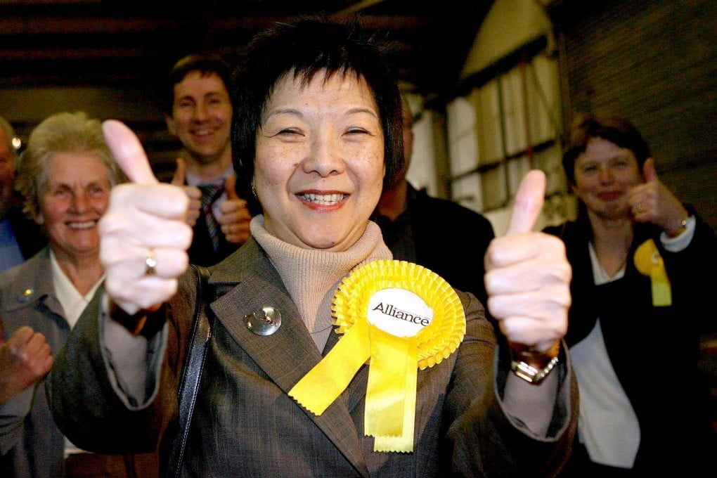 Anna Lo Man-wah helps in campaigning. Photo: SMP