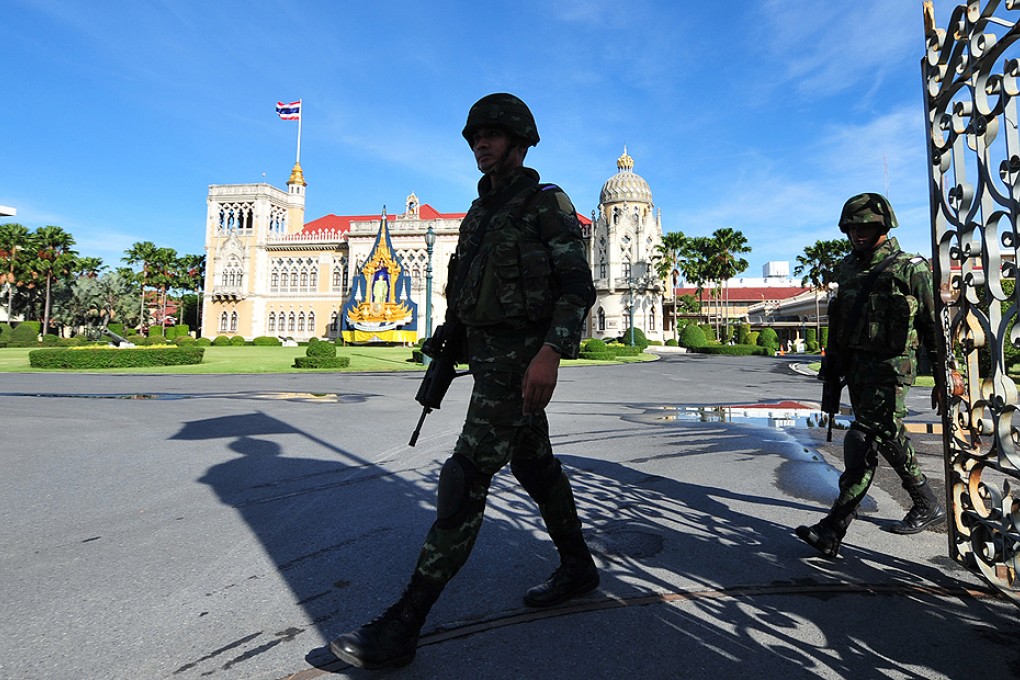 Thai soldiers walk in front of Thai Khu Fah Building at Government House in Bangkok on Monday. Photo: Xinhua