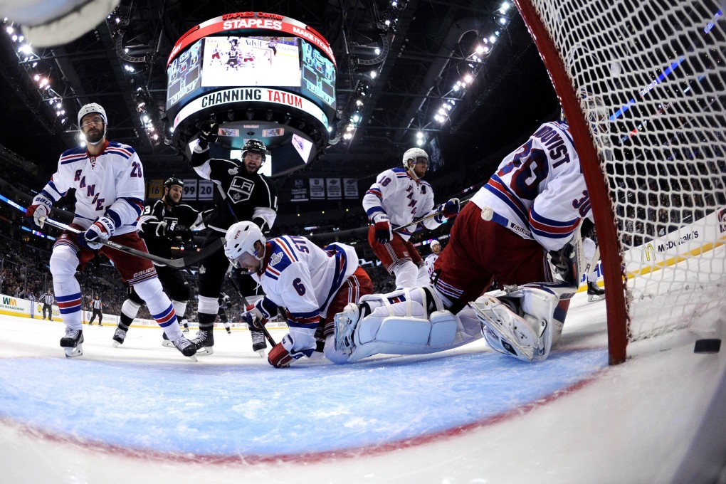 Mike Richards (10) of the Los Angeles Kings celebrates as Henrik Lundqvist (30) of the New York Rangers gives up the game-winning goal to Justin Williams (14). Photo: AFP