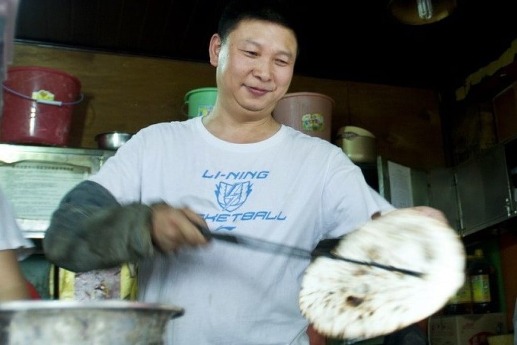 Shao Jianhua, a food hawker from Hangzhou, has become a sensation because of his resemblance to Xi Jinping. Photo: Youth.cn