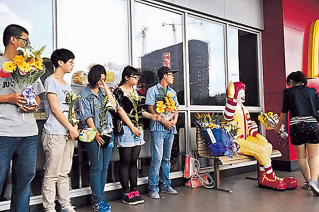 People in Zhaoyuan, Shandong province mourn the victim.