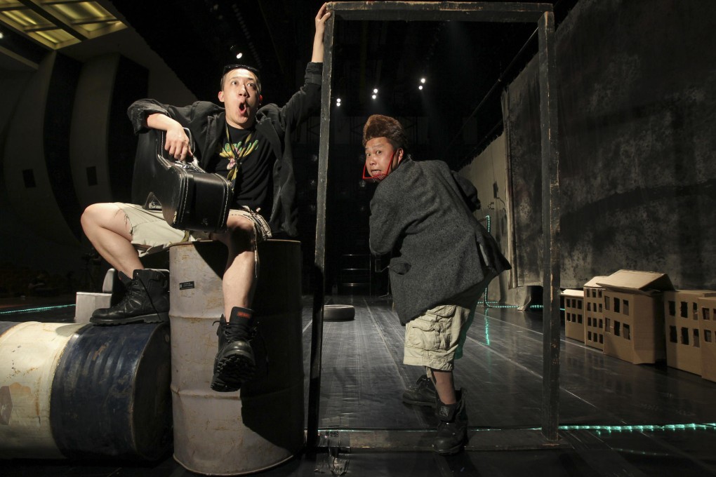 Han Pengyi (left) and Liu Xiaoye star in the playwright Meng Jinghui's dark comedy, Two Dogs' Opinions on Life.