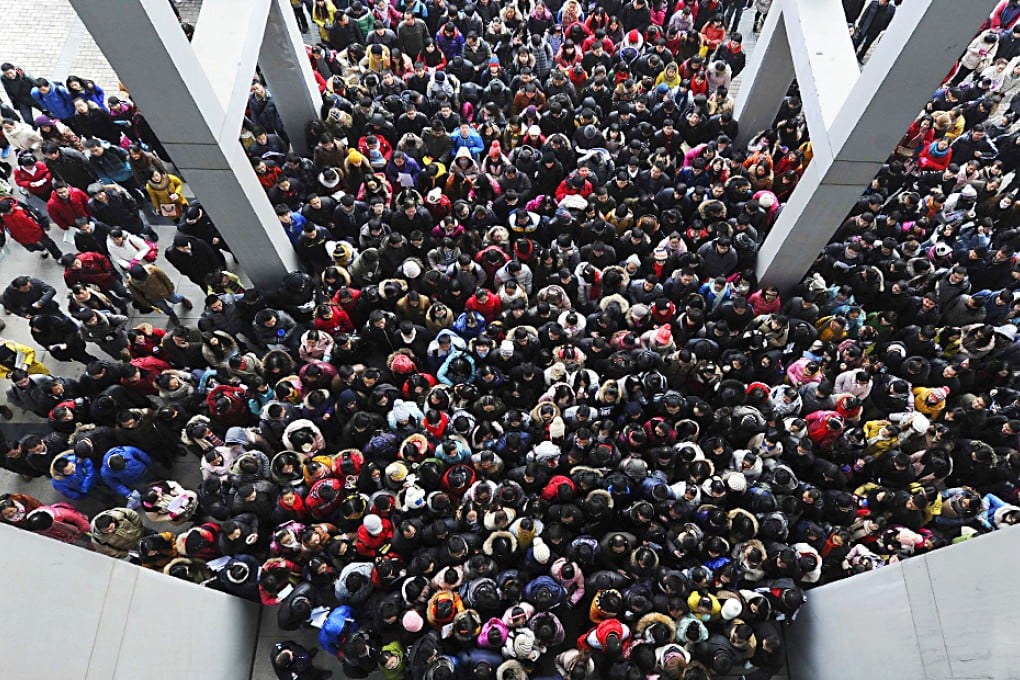 Examinees walk into the entrance of a classroom building to take part in a national university entrance exam at Anhui University, in Hefei, Anhui. Photo: Reuters