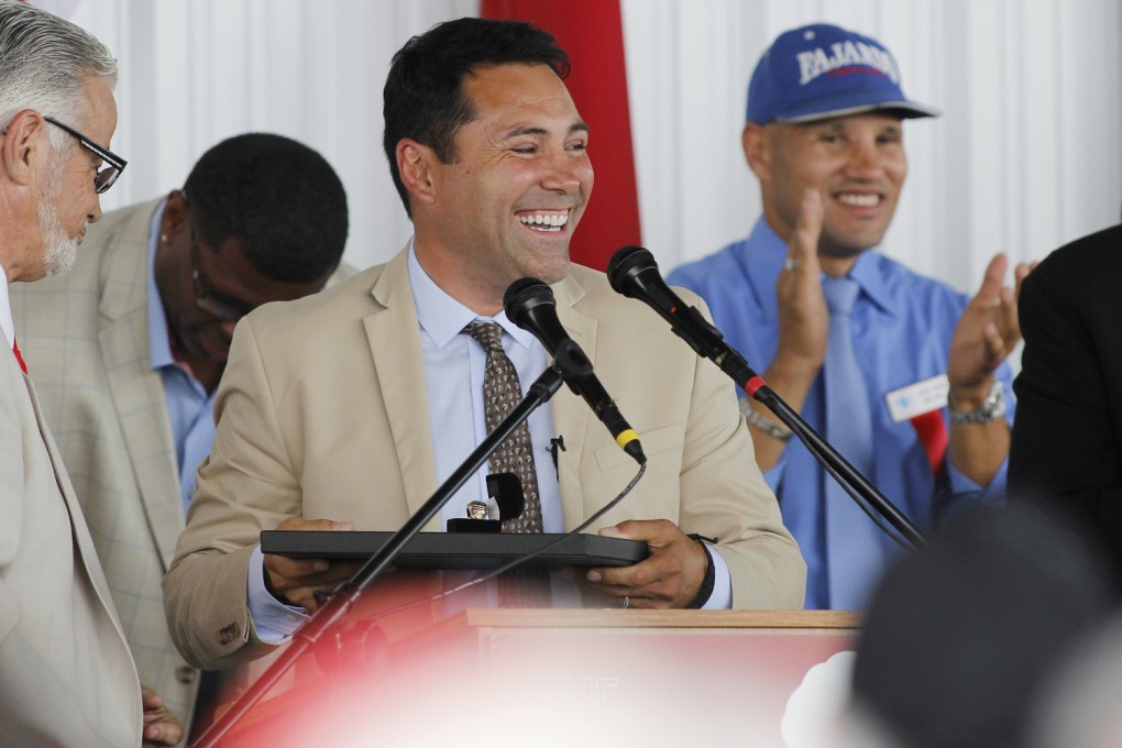 Oscar De La Hoya thanks the crowd as he is inducted into the International Boxing Hall of Fame in Canastota, New York. Photo: AP