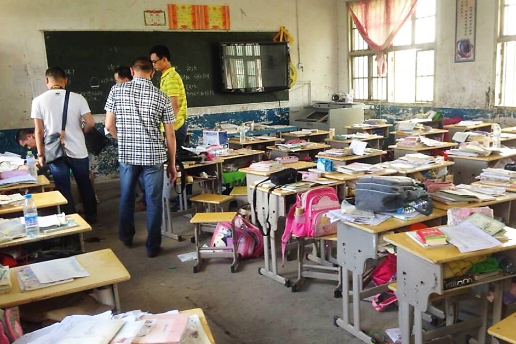 Officers on the scene searched the school in Qianjiang for explosives. Photo: Screenshot via Weibo