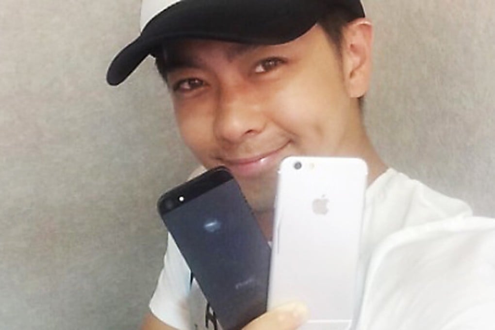 Jimmy Lin handles what he says are two generations of iPhone in this image from his Weibo blog. Photo: Screenshot