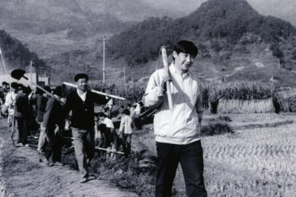 Xi Jinping (right), then secretary of the Ningde prefecture committee, participates in farmwork during his investigation in the countryside in 1988. Photo: AP