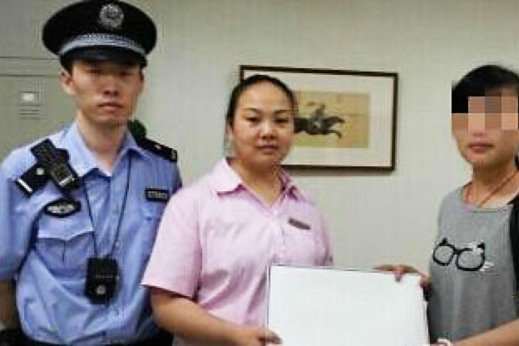 Miss Hou, at right, recovered her jewels with the help of police and subway workers. Photo: Screenshot via Weibo