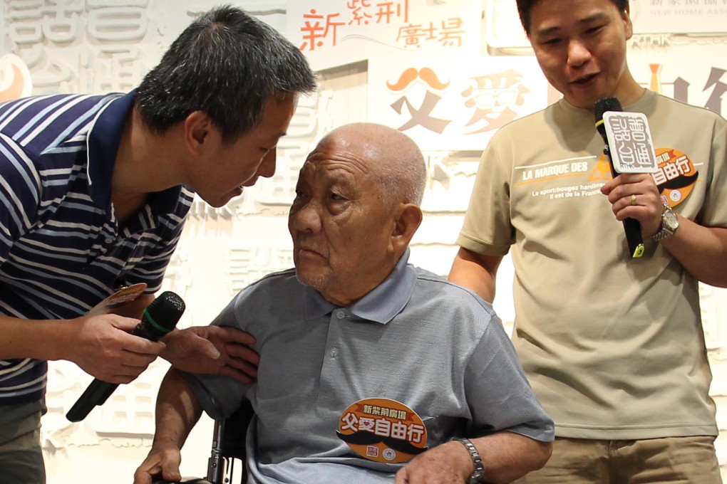 Ng's older brother with his dad yesterday. Photo: Jonathan Wong