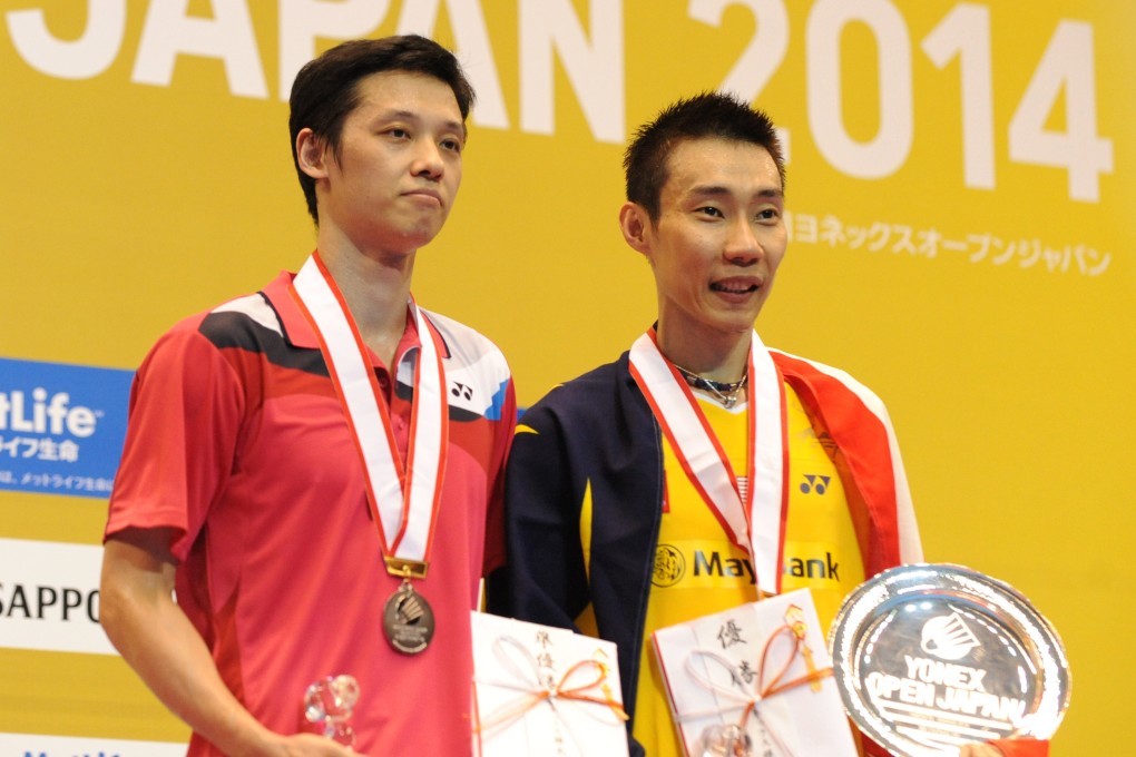 Hong Kong's Hu Yun (left) with Malaysia's Lee Chong Wei at the presentation ceremony for the Japan Open. Photo: Xinhua