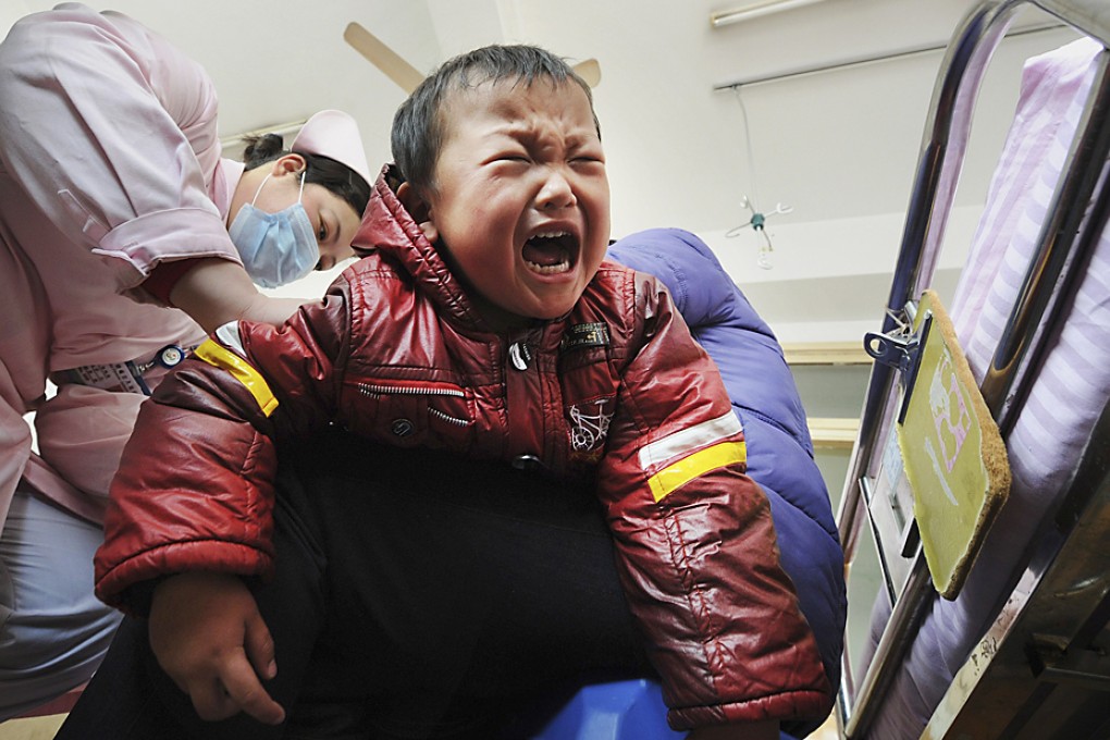 A child who was diagnosed with having excessive lead in his blood cries as he receives medical treatment at a hospital in Hefei. Photo: Reuters