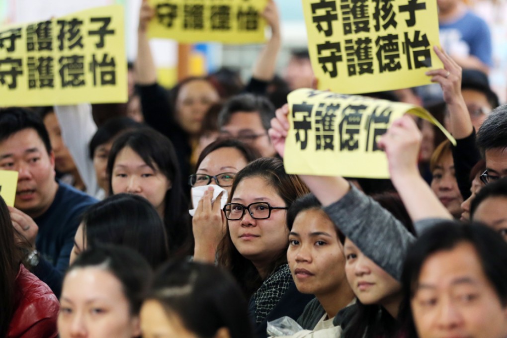 Hundreds of parents of Topkids International Pre-school in Tin Shui Wai criticised the government for failing to stop the 'commercialisation' of kindergarten education.
