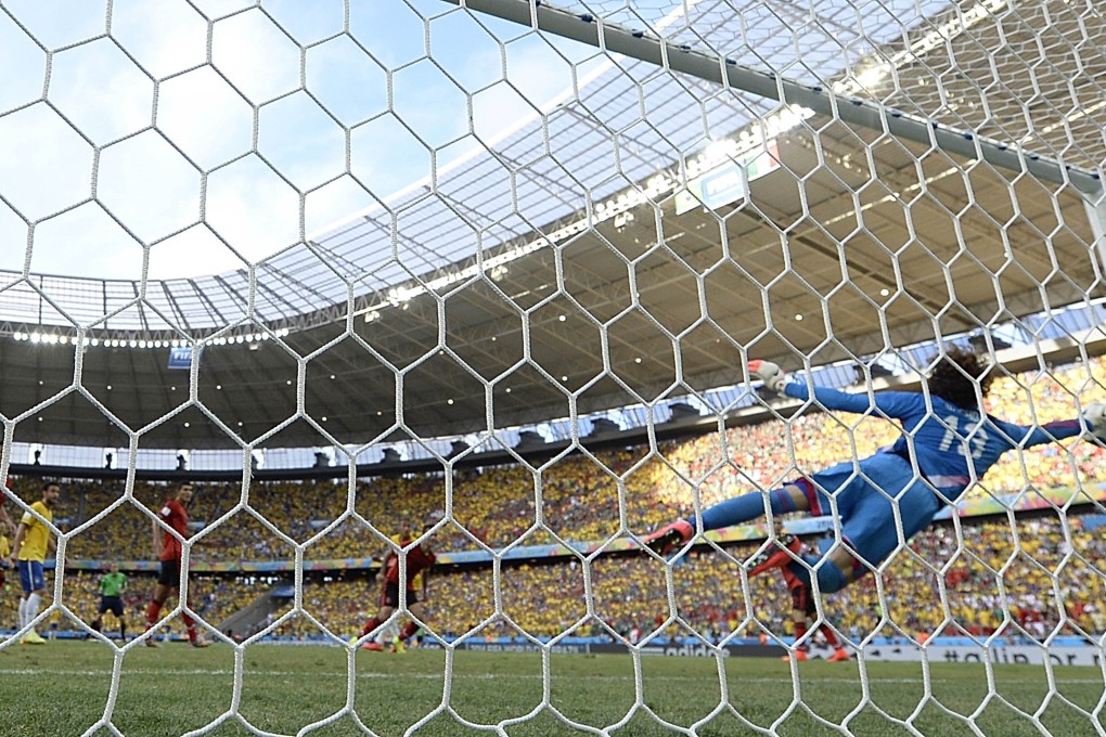Guillermo Ochoa evoked memories of Gordon Banks' save against Pele with this stop. Photo: AFP