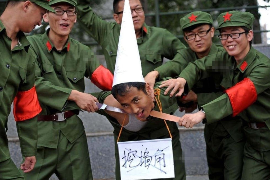 College students in Harbin re-enact a typical scene during the Cultural Revolution. Photo: news.ifeng.com