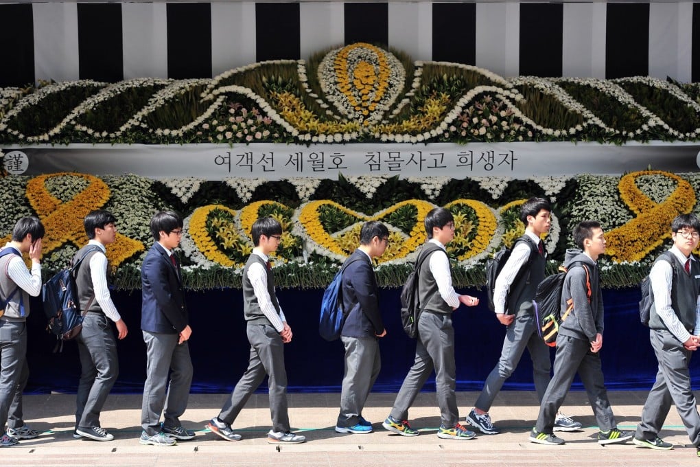 South Korean students pay their respects in front of a memorial altar for victims of the 'Sewol' ferry in Seoul. Photo: AFP