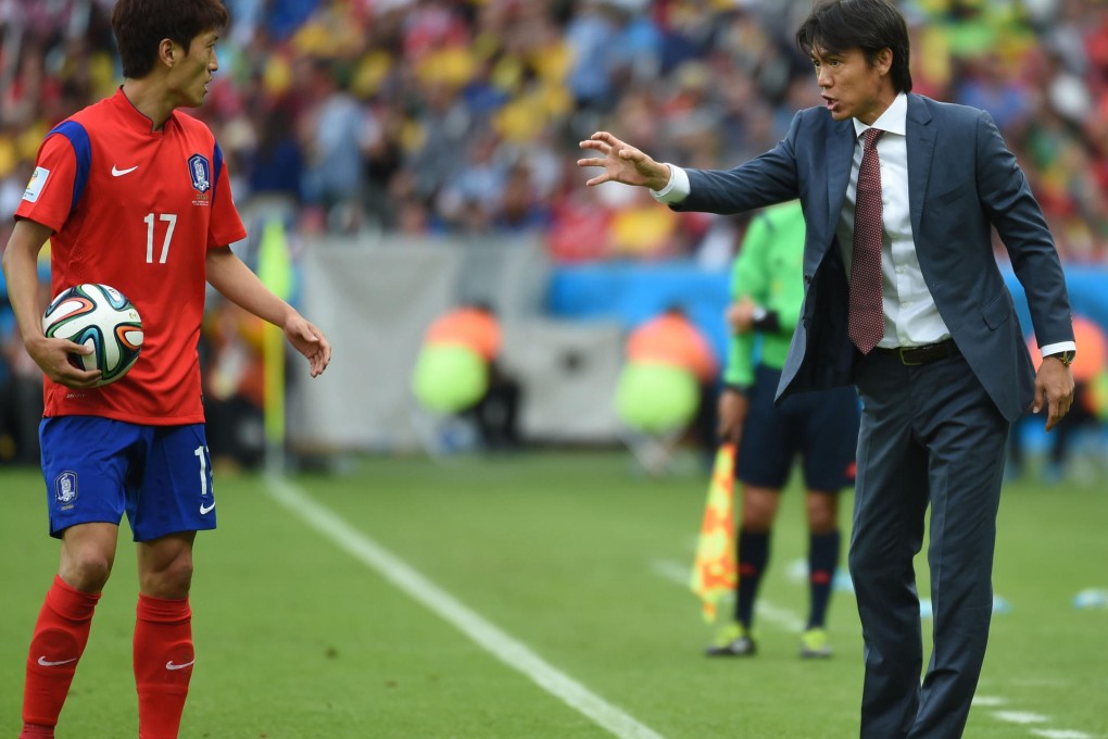 South Korea coach Hong Myung-bo shouts instructions to Lee Chung-yong. Photo: Xinhua