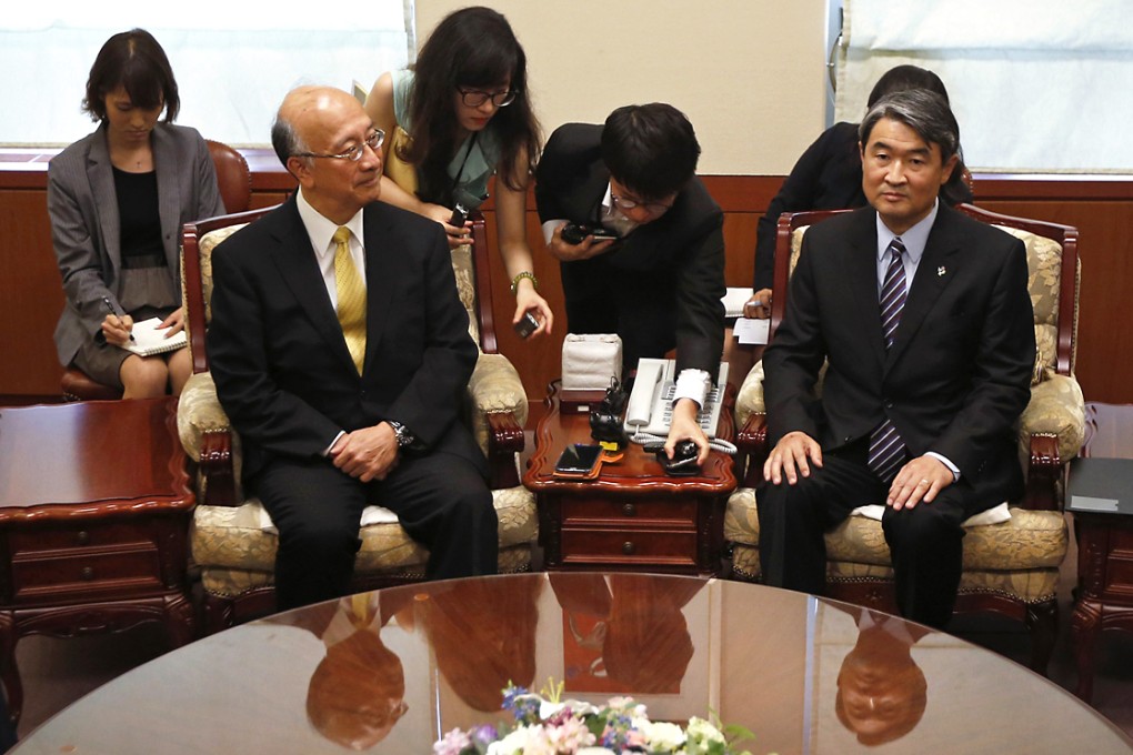 South Korea's Vice Foreign Minister Cho Tae-yong (right) and Japanese Ambassador to South Korea Bessho Koro at the foreign ministry in Seoul. Photo: Reuters