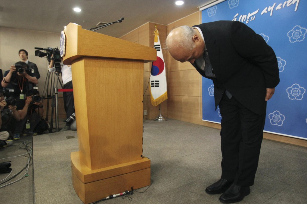 Moon Chang-keuk bows during his resignation speech. Photo: AP