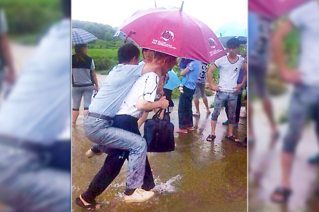 The official kept his leather shoes dry by being carried through low floodwaters. Photo: Weibo